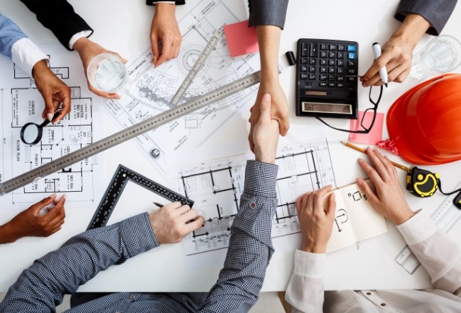Equipo de CUBIERFAC SAS revisando planos y coordinando proyectos de construcción y estructuras metálicas